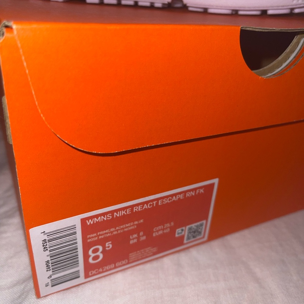 Womens Nike escape run flyknit 8.5 NWT - Picture 3 of 4